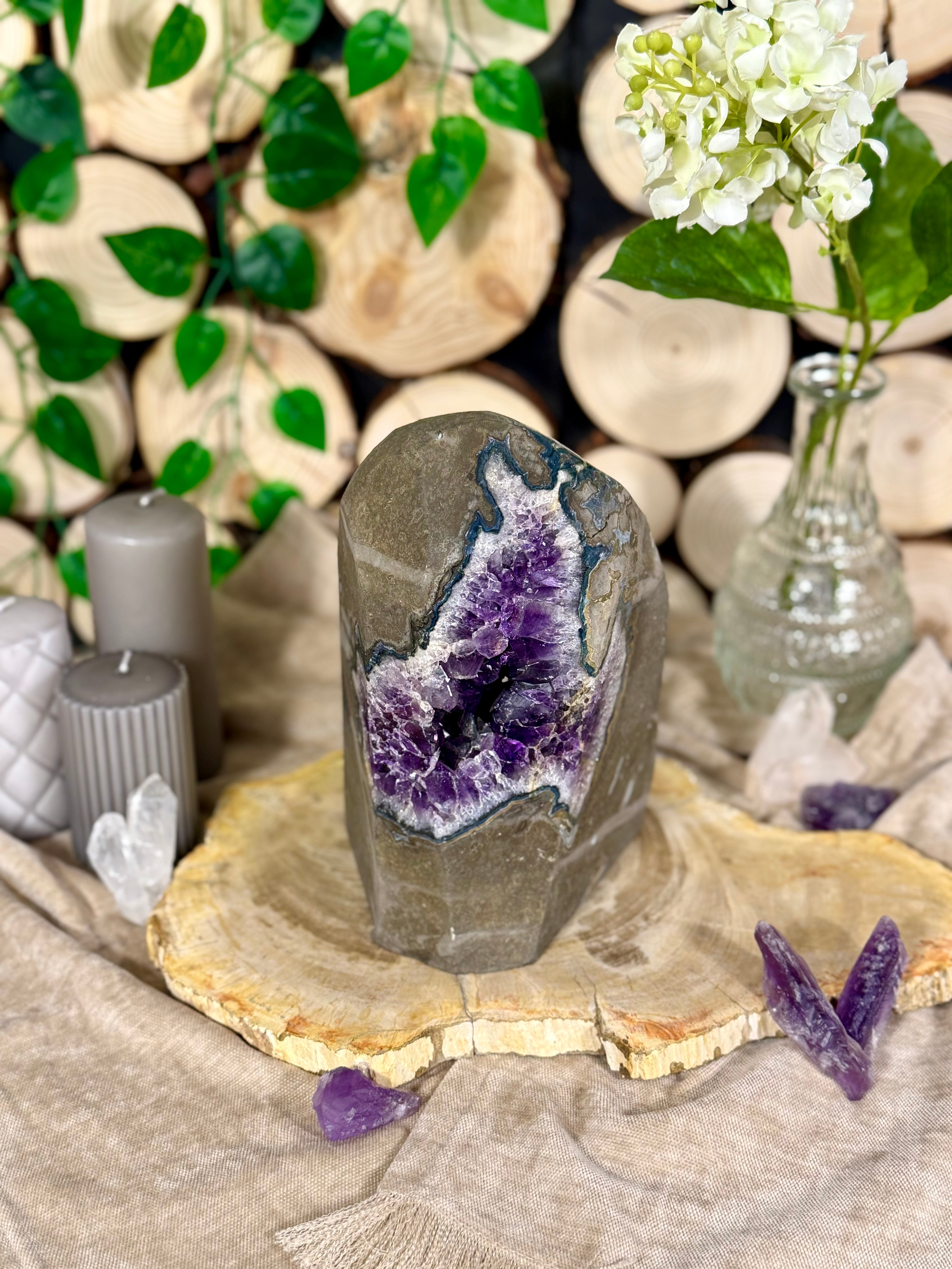 Fundstück Nr. 61 | Amethyst Geode - freistehend & tiefviolett mit Durchblick