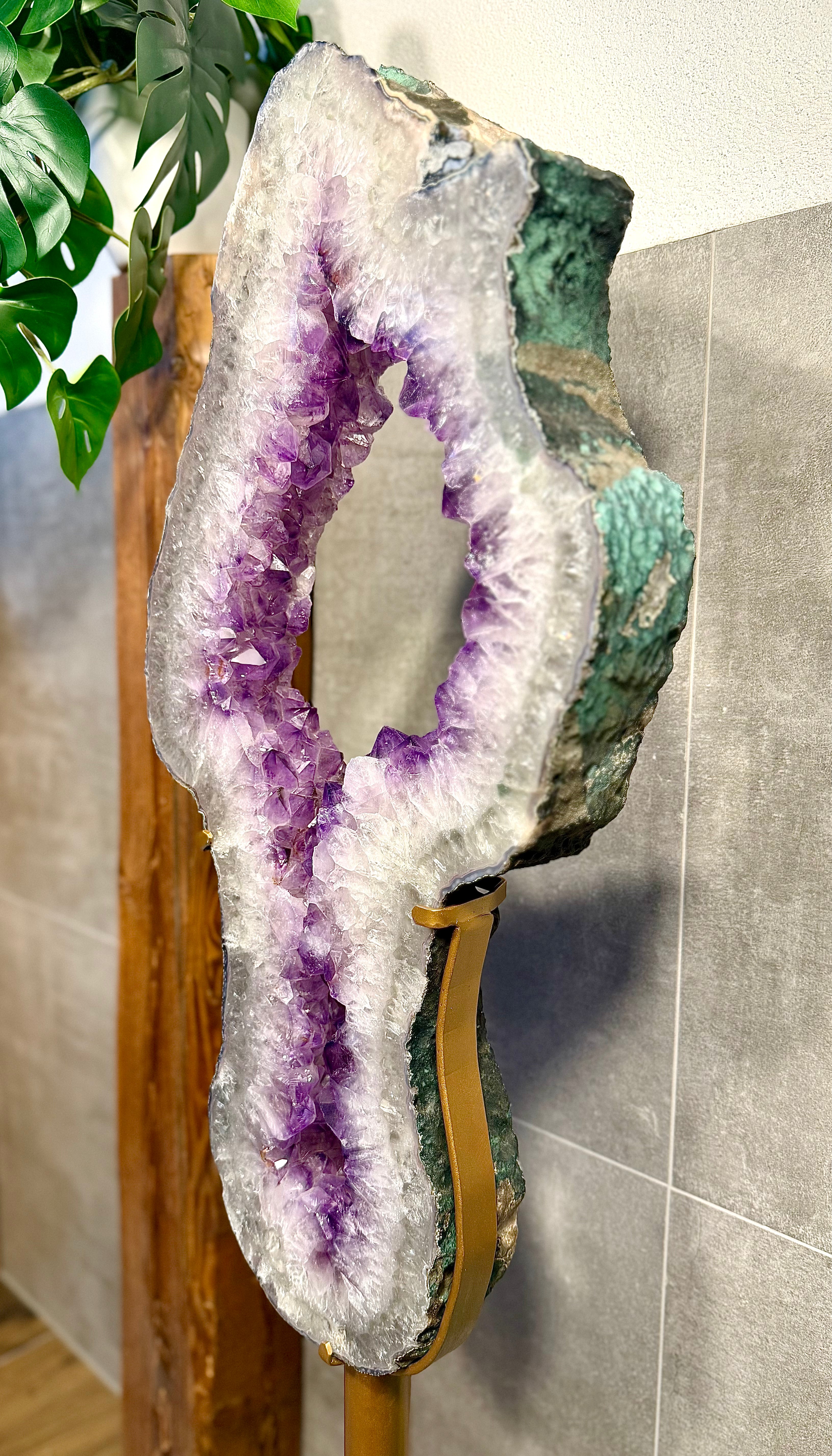 Meisterstück Nr. M9 | Amethyst Portal auf Standfuß