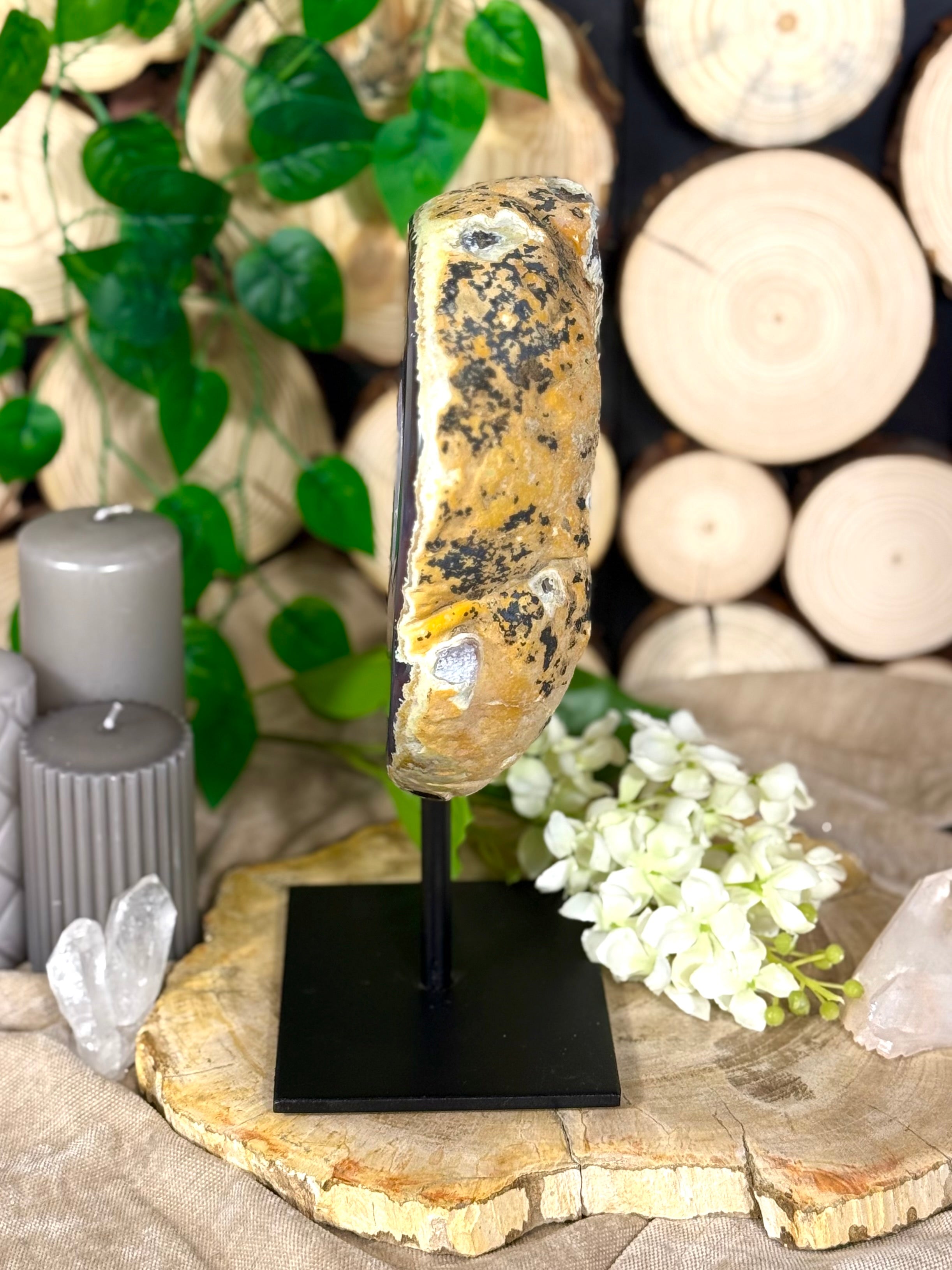 Fundstück Nr. 116 | Achat auf Metallständer - Naturgeschichte, die für sich spricht.