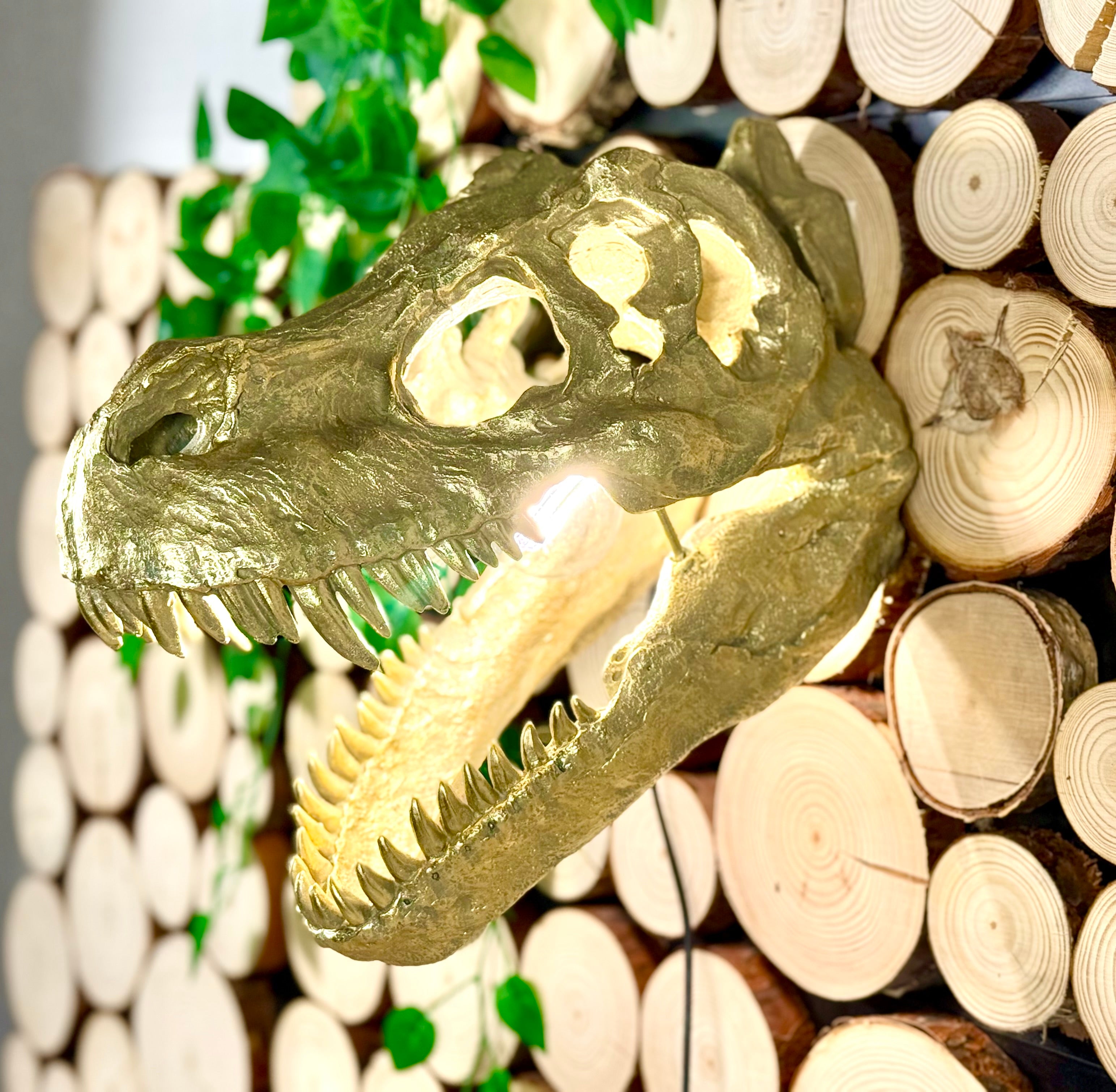 Lampe | T-Rex Wandlampe - Licht aus einer anderen Zeit.
