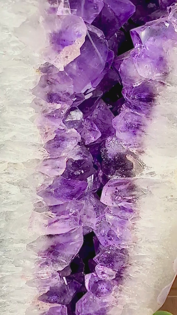 Fundstück Nr. 222 | Amethyst Flügel - Die Kraft der Natur, die dich anstarrt.