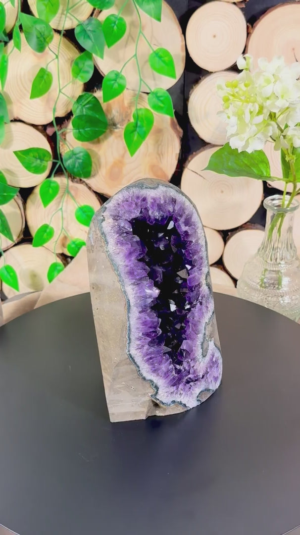 Fundstück Nr. 61 | Amethyst Geode - freistehend & tiefviolett mit Durchblick