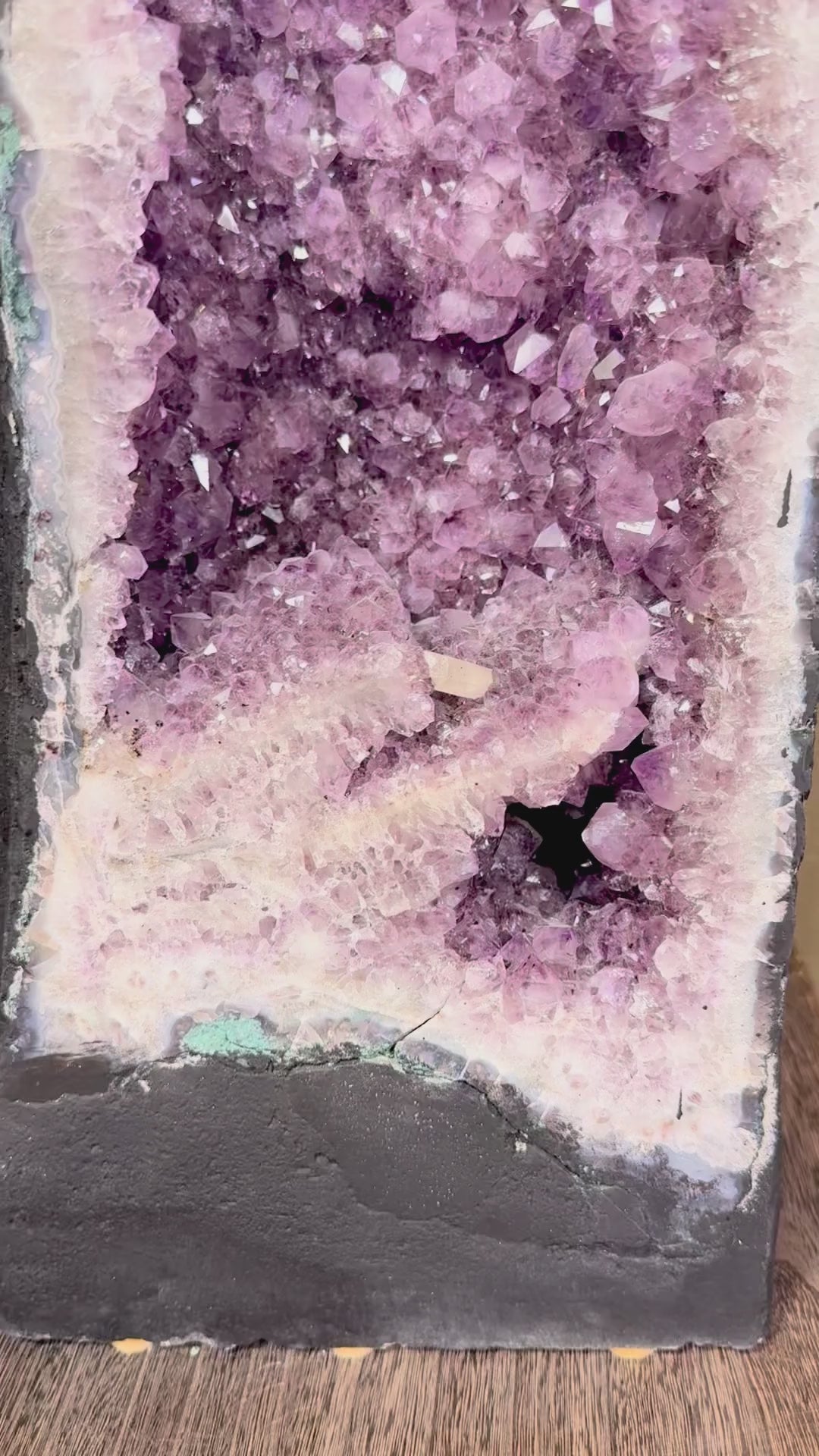 Fundstück Nr. 445 | Die Amethyst Druse - 66 Kilo Erdgeschichte - 102cm pure Präsenz