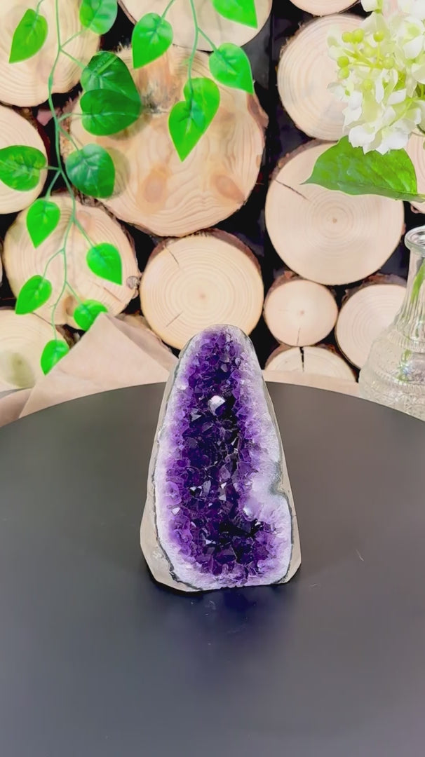 Fundstück Nr. 63 | Amethyst Geode aus Brasilien - wie eine Felsspalte voller Kristalle