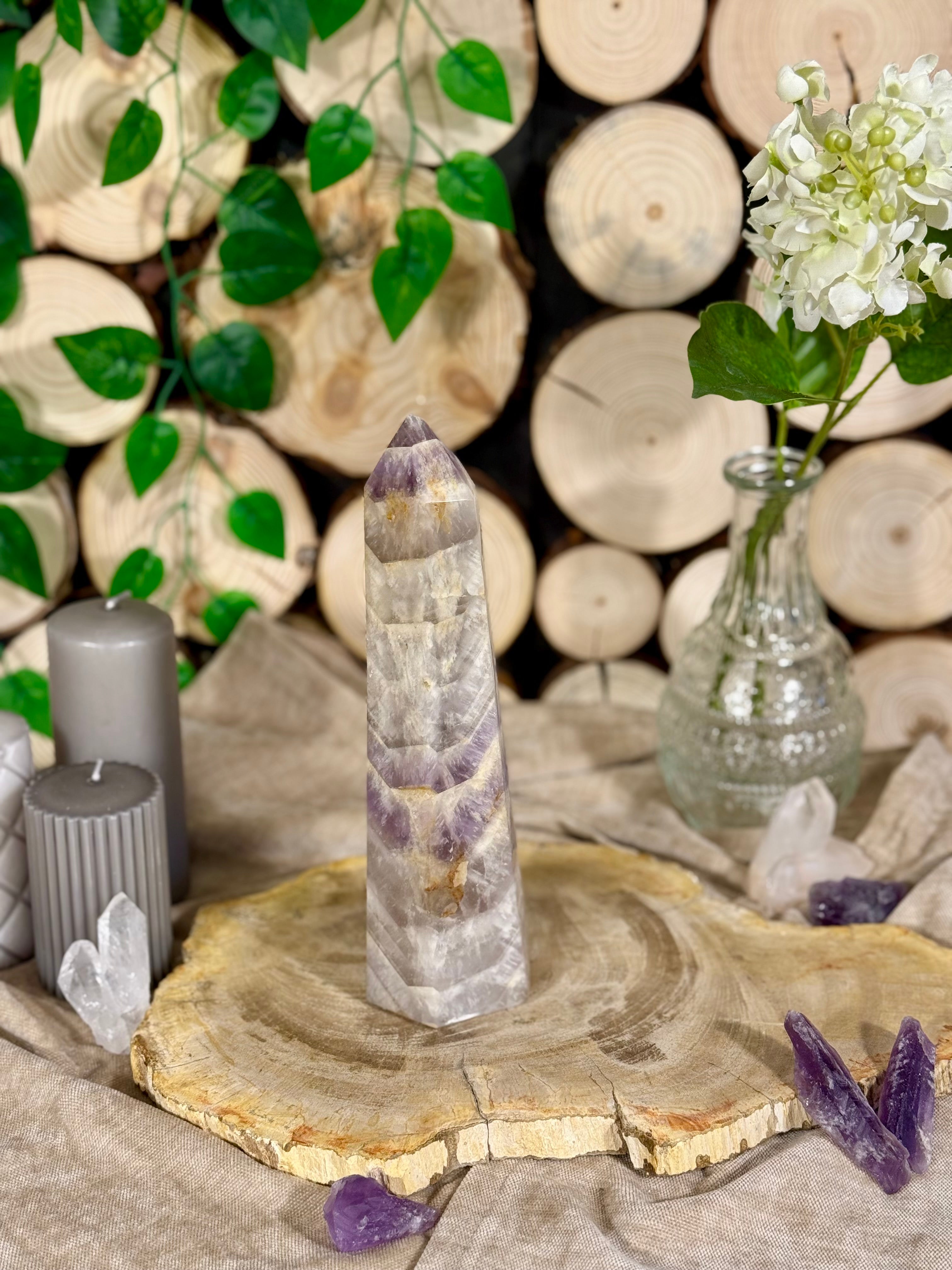 Fundstück Nr. 4 |  Chevron-Amethyst Freiform - aufrecht, echt, mit Spuren aus der Tiefe