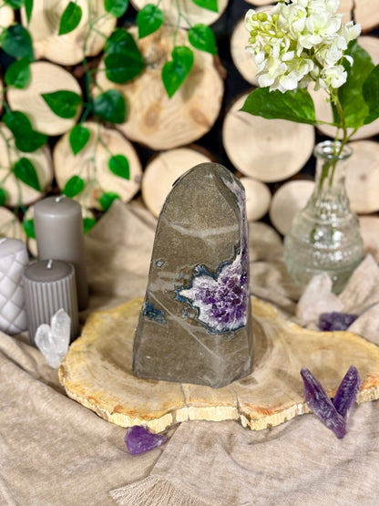 Fundstück Nr. 61 | Amethyst Geode - freistehend & tiefviolett mit Durchblick