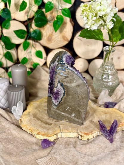 Fundstück Nr. 61 | Amethyst Geode - freistehend & tiefviolett mit Durchblick