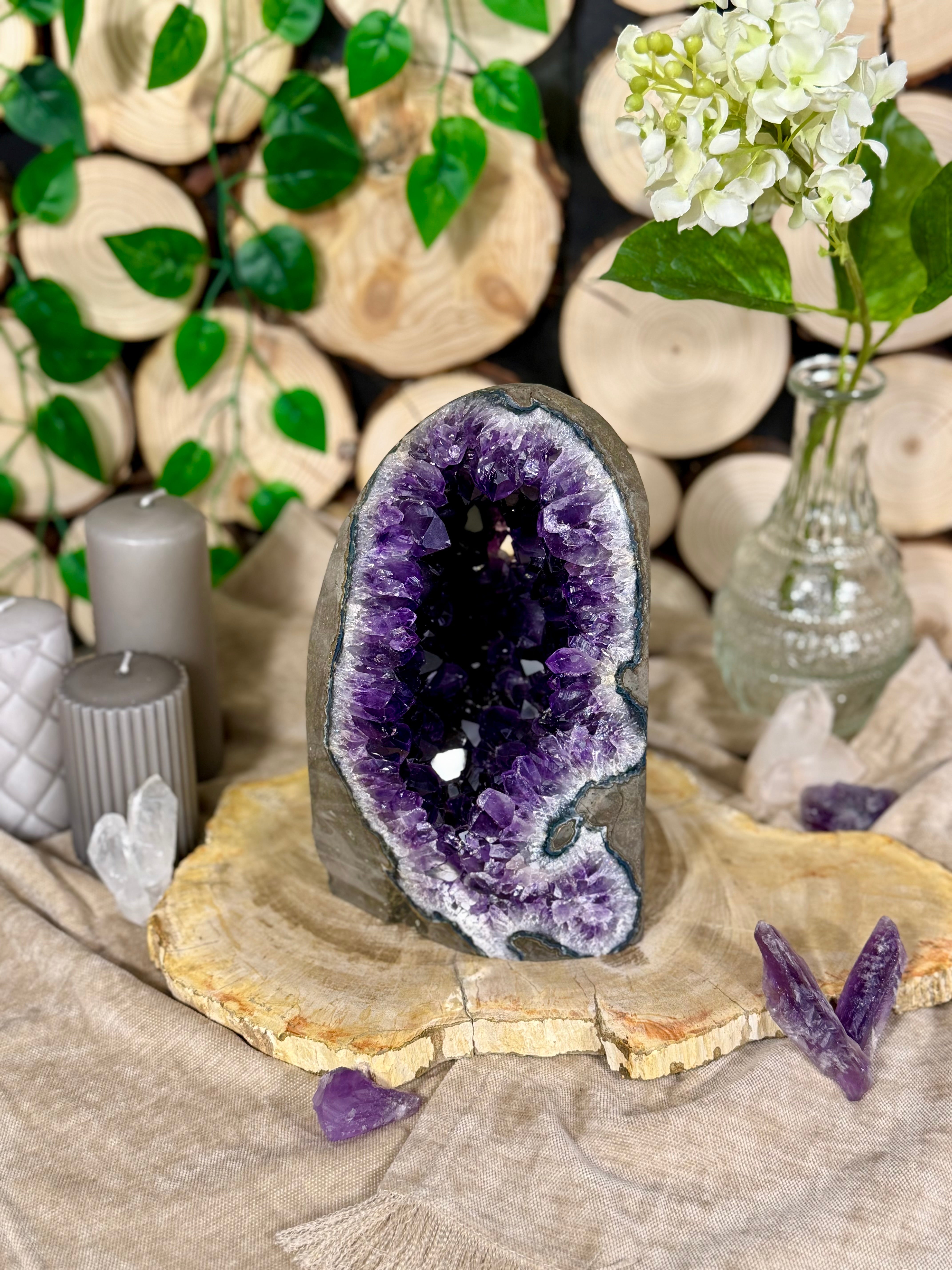 Fundstück Nr. 61 | Amethyst Geode - freistehend & tiefviolett mit Durchblick
