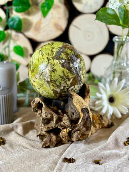 Fundstück Nr. 21 | Grüner Opal auf Wurzelthron - Wenn Natur beginnt zu leuchten