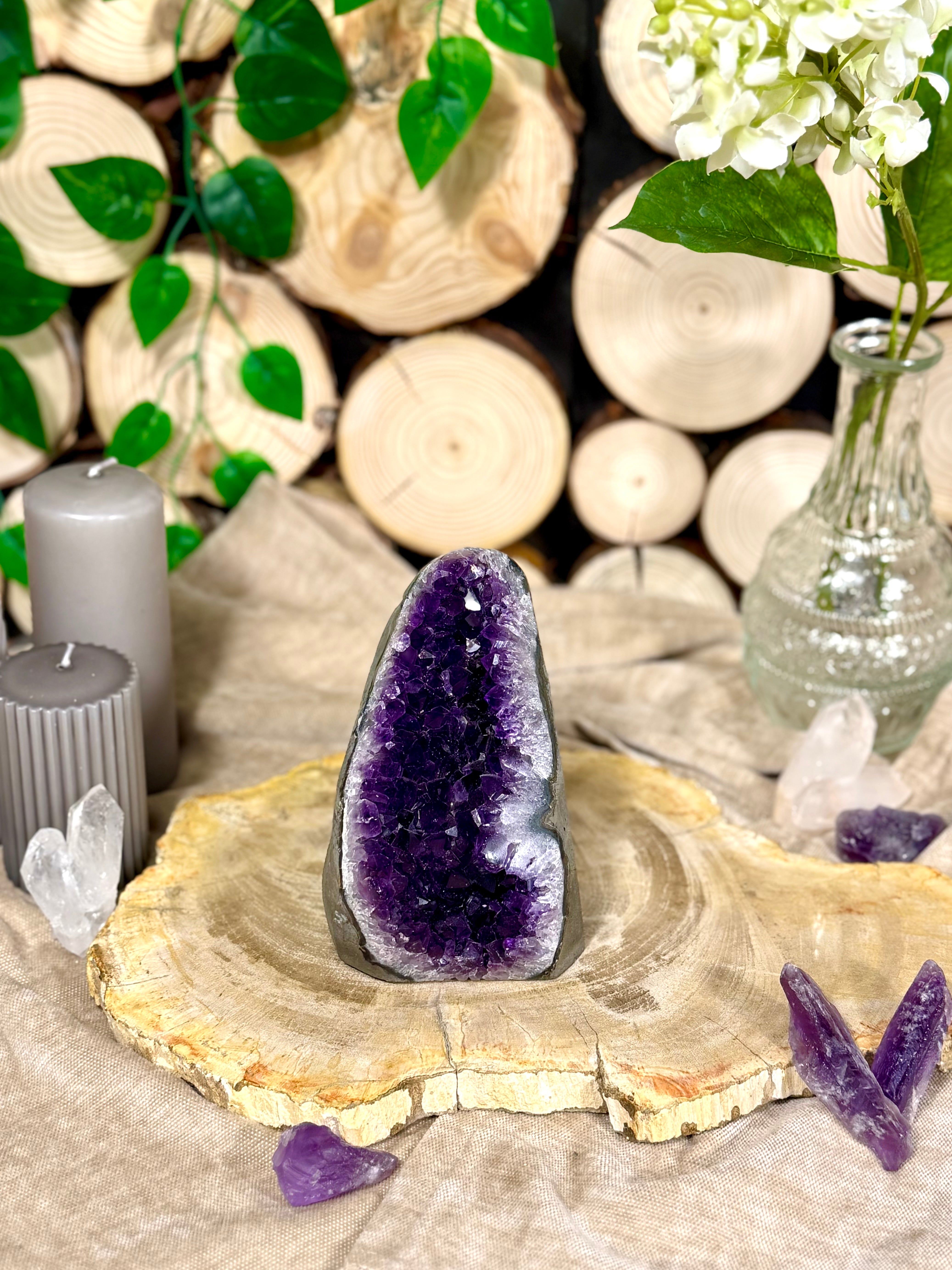 Fundstück Nr. 63 | Amethyst Geode aus Brasilien - wie eine Felsspalte voller Kristalle