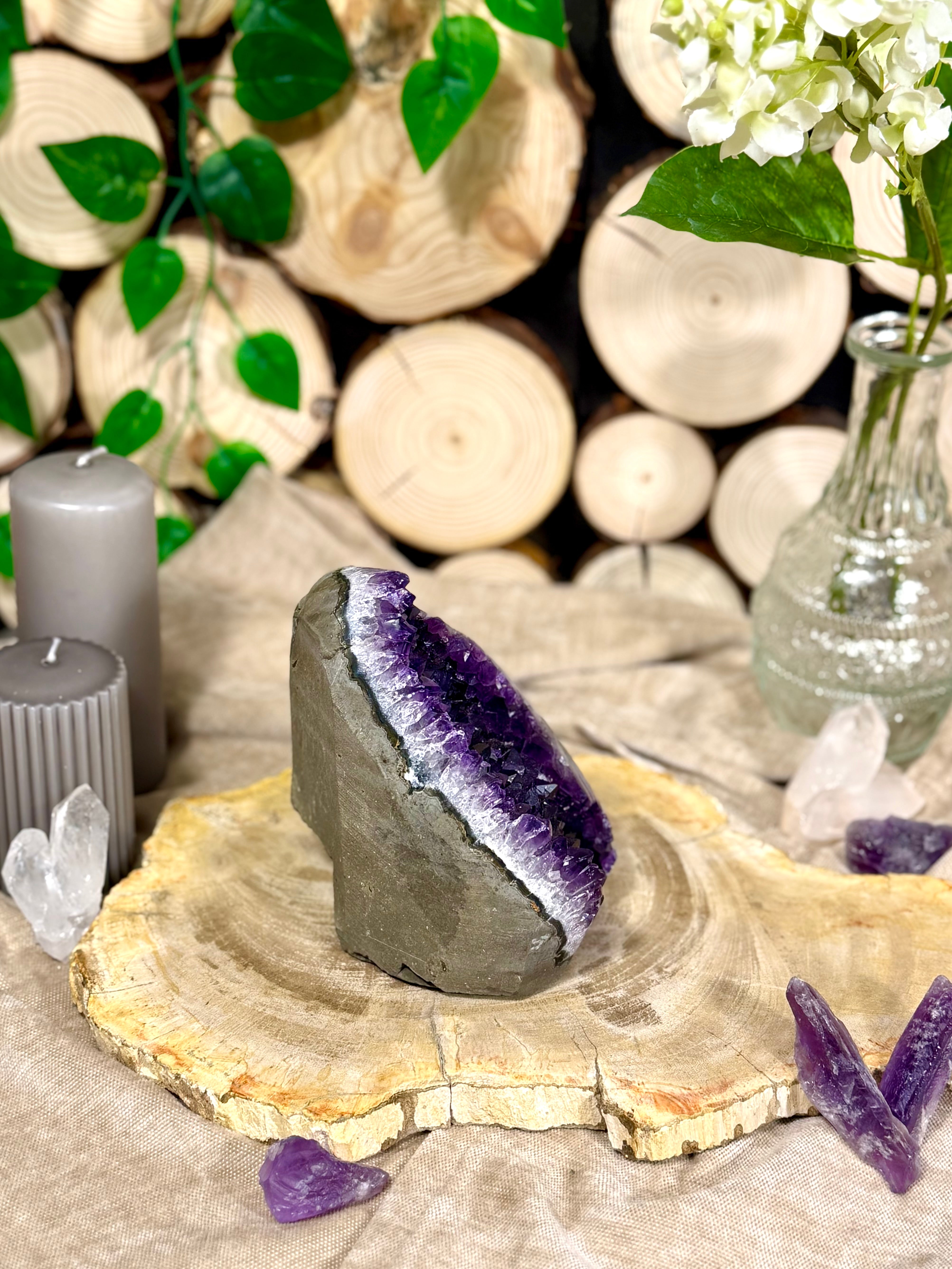 Fundstück Nr. 63 | Amethyst Geode aus Brasilien - wie eine Felsspalte voller Kristalle