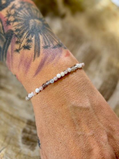 Mondstein | Armband (rund) mit hellen Steinen (6mm)