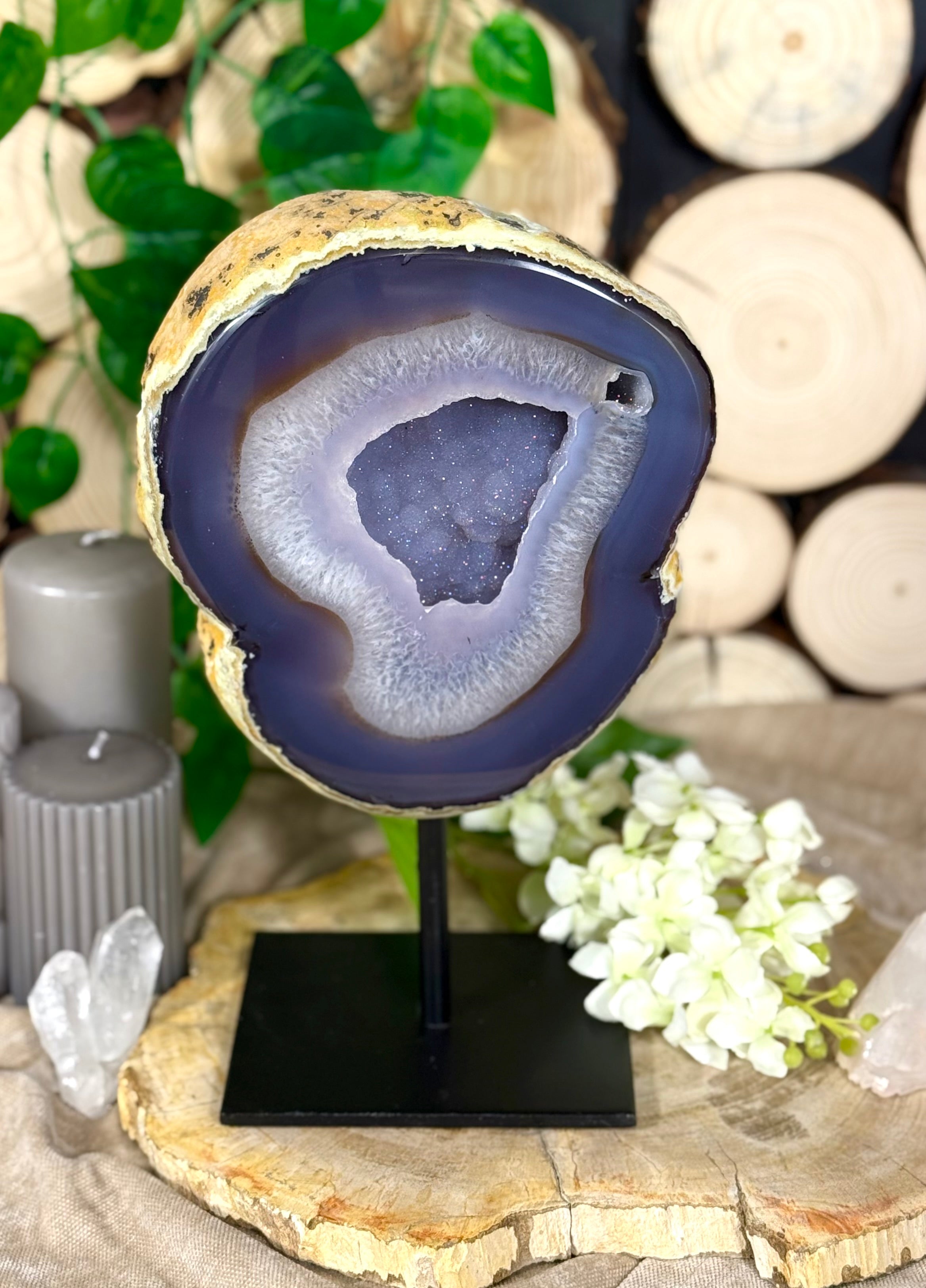 Fundstück Nr. 116 | Achat auf Metallständer - Naturgeschichte, die für sich spricht.