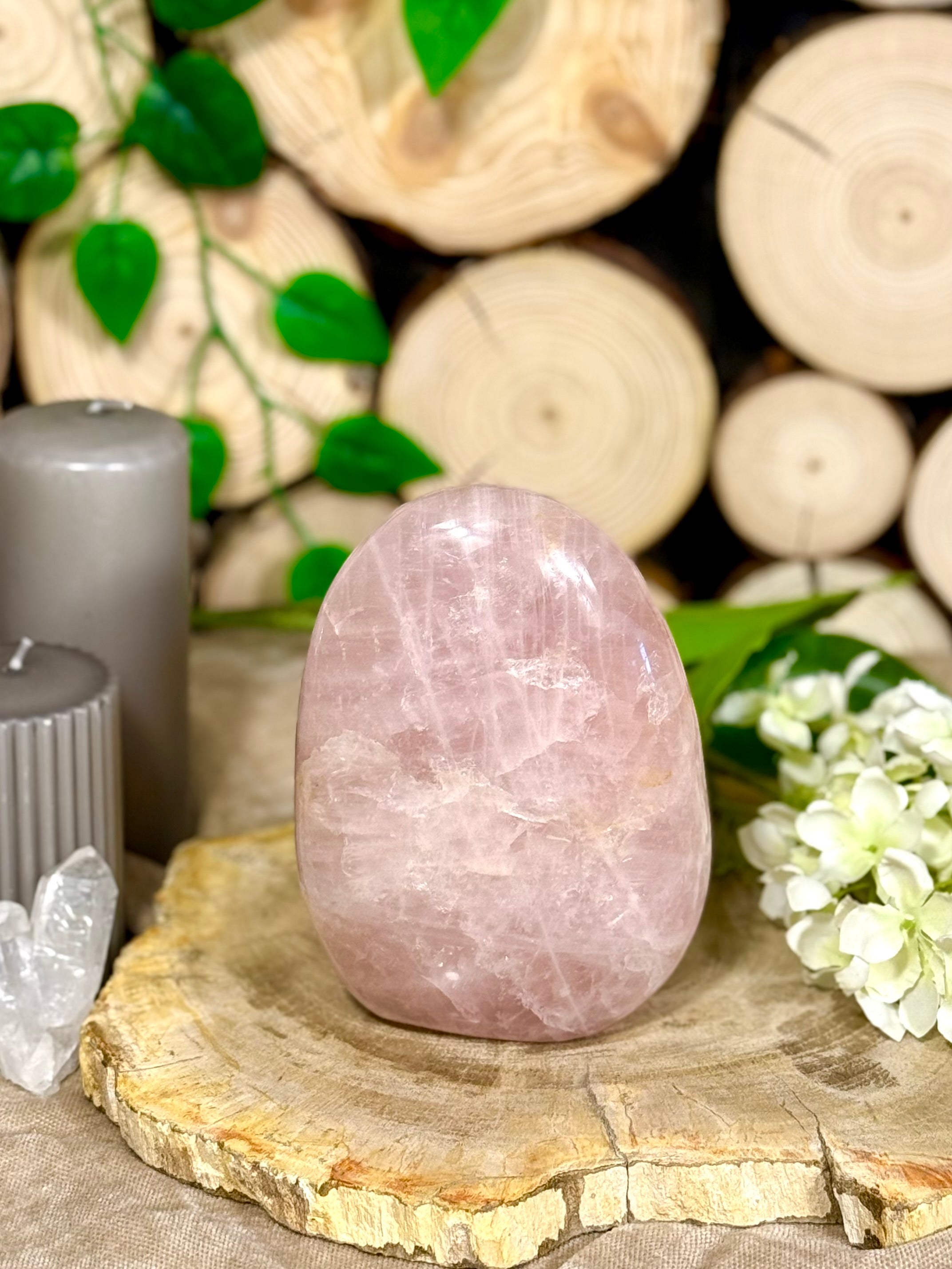 Fundstück Nr. 136 | Rosenquarz - Sanfte Stärke in ovaler Form.