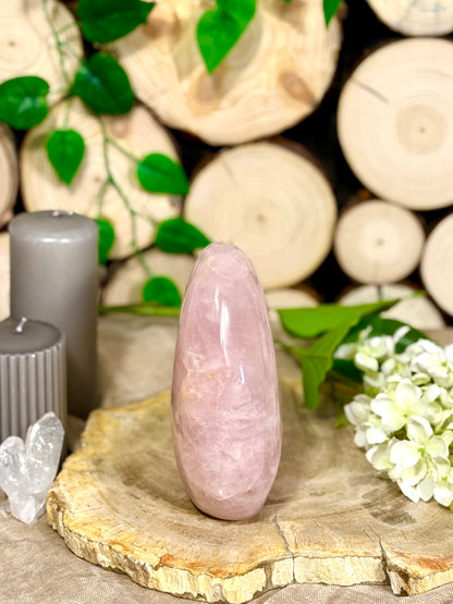 Fundstück Nr. 136 | Rosenquarz - Sanfte Stärke in ovaler Form.