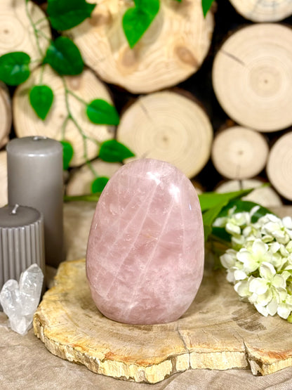 Fundstück Nr. 136 | Rosenquarz - Sanfte Stärke in ovaler Form.