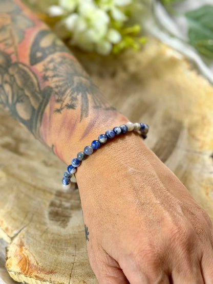 Sodalith | Armband (rund) mit kleinen hellen Steinen (6mm)