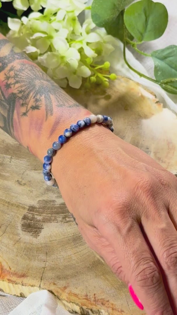 Sodalith | Armband (rund) mit kleinen hellen Steinen (6mm)